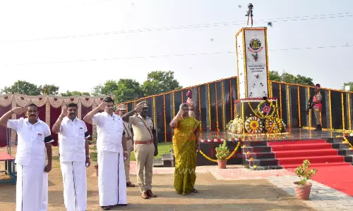 வீரமரணம் அடைந்த போலீசாருக்கு மலர் அஞ்சலி வீரமரணம் அடைந்த போலீசாருக்கு மலர் அஞ்சலி