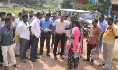 சுடுகாட்டை சுற்றி வேலி அமைக்க எதிர்ப்பு சுடுகாட்டை சுற்றி வேலி அமைக்க எதிர்ப்பு