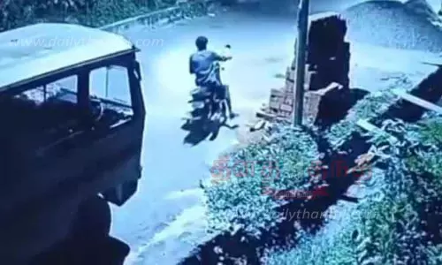 காட்பாடி ரெயில் நிலையத்தில் மோட்டார் சைக்கிள் திருடிச்சென்ற வாலிபர் காட்பாடி ரெயில் நிலையத்தில் மோட்டார் சைக்கிள் திருடிச்சென்ற வாலிபர்