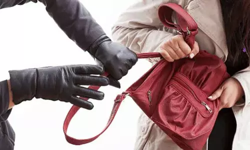 மகளுடன் மொபட்டில் சென்றபோது மூதாட்டியிடம் கைப்பை பறிப்பு மகளுடன் மொபட்டில் சென்றபோது மூதாட்டியிடம் கைப்பை பறிப்பு