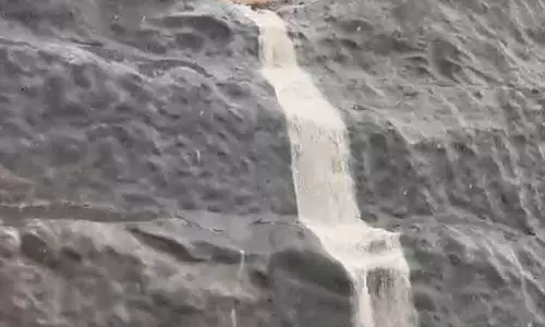 ஹத்தா, ராசல்கைமா பகுதிகளில் பெய்த மழையால் திடீர் நீர்வீழ்ச்சி