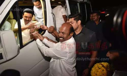 திருவண்ணாமலை வந்த முதல்- அமைச்சர் மு.க.ஸ்டாலினுக்கு பிரமாண்ட வரவேற்பு திருவண்ணாமலை வந்த முதல்- அமைச்சர் மு.க.ஸ்டாலினுக்கு பிரமாண்ட வரவேற்பு