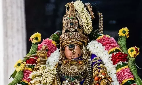 ஸ்ரீரங்கம் ரெங்கநாதர் கோவிலில் தாயார் திருவடி சேவை