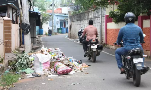 அரசு கல்லூரி மாணவர் விடுதி முன் குவிந்து கிடக்கும் குப்பை
