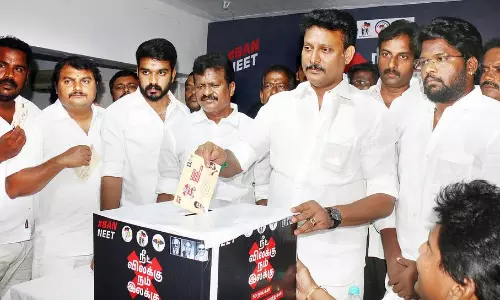 நீட் தேர்வுக்கு விலக்கு கேட்டு திருச்சியில் தி.மு.க.வினர் கையெழுத்து இயக்கம்