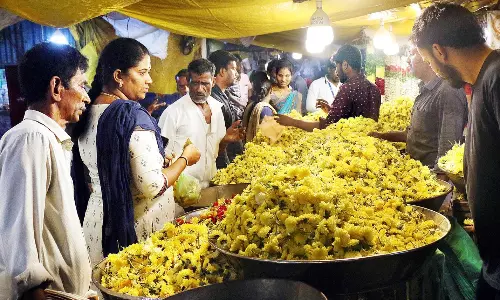 பூக்கள் விலை இருமடங்கு உயர்வு பூக்கள் விலை இருமடங்கு உயர்வு