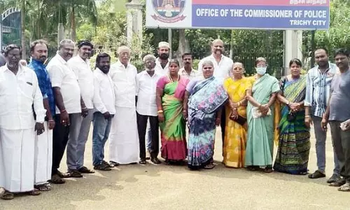 தெற்கு மாவட்ட தலைவர் மீது போலீஸ் கமிஷனரிடம் காங்கிரசார் புகார் தெற்கு மாவட்ட தலைவர் மீது போலீஸ் கமிஷனரிடம் காங்கிரசார் புகார்