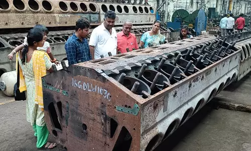 திருச்சி பொன்மலை ெரயில்வே பணிமனையில் குவிந்த பார்வையாளர்கள் திருச்சி பொன்மலை ெரயில்வே பணிமனையில் குவிந்த பார்வையாளர்கள்