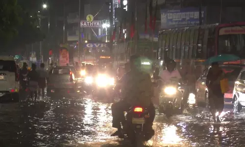 சாலையில் தேங்கிய தண்ணீரால் போக்குவரத்து நெரிசல் சாலையில் தேங்கிய தண்ணீரால் போக்குவரத்து நெரிசல்