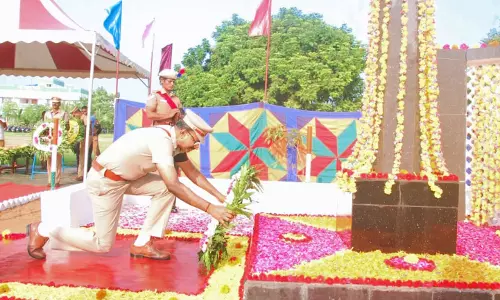 பணியின் போது உயிர்நீத்த போலீசாருக்கு வீரவணக்கம்