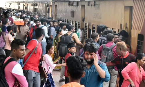 தொடர் விடுமுறை எதிரொலி: ஈரோடு பஸ், ரெயில் நிலையங்களில் அலைமோதிய பயணிகள் கூட்டம் தொடர் விடுமுறை எதிரொலி: ஈரோடு பஸ், ரெயில் நிலையங்களில் அலைமோதிய பயணிகள் கூட்டம்