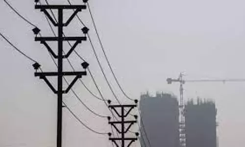 ஈரோடு அருகே உயர் மின் அழுத்த கம்பி அறுந்து விழுந்ததால் ரெயில் சேவையில் பாதிப்பு ஈரோடு அருகே உயர் மின் அழுத்த கம்பி அறுந்து விழுந்ததால் ரெயில் சேவையில் பாதிப்பு