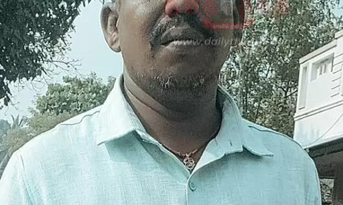 பவானியில் காரில் தடை செய்யப்பட்ட புகையிலை பொருட்கள் கடத்தல் 2 பேர் கைது பவானியில் காரில் தடை செய்யப்பட்ட புகையிலை பொருட்கள் கடத்தல் 2 பேர் கைது