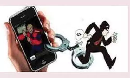 ரெயில் பயணிகளிடம் செல்போன் திருடிய வடமாநில வாலிபர்கள் 2 பேர் கைது ரெயில் பயணிகளிடம் செல்போன் திருடிய வடமாநில வாலிபர்கள் 2 பேர் கைது