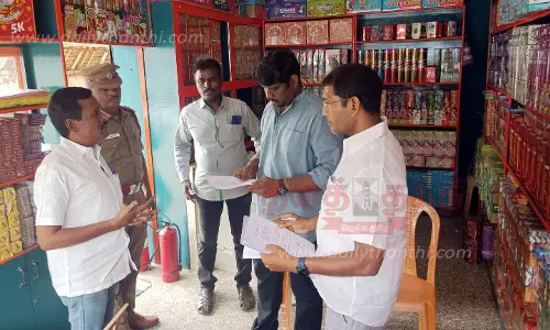 ஈரோடு மாநகரில் அனுமதி பெற்ற தற்காலிக பட்டாசு கடைகளில் ஆர்.டி.ஓ. திடீர் ஆய்வு ஈரோடு மாநகரில் அனுமதி பெற்ற தற்காலிக பட்டாசு கடைகளில் ஆர்.டி.ஓ. திடீர் ஆய்வு