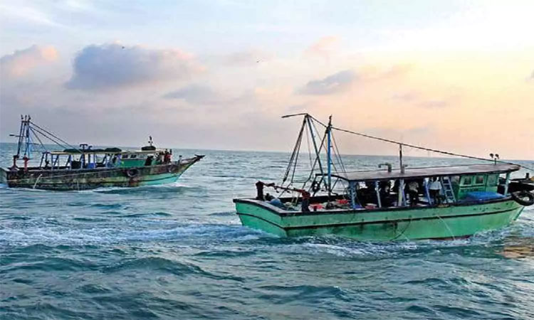 ராமேசுவரம் மீனவர்கள் மீது இலங்கை கடற்படை தாக்குதல்: வலைகளை அறுத்து கடலில் வீசி அட்டூழியம்