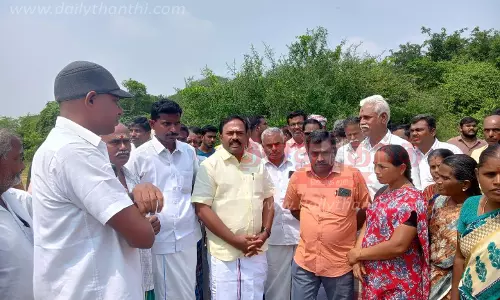 சென்னிமலை அருகே தார் கலவை தொழிற்சாலையை பொதுமக்கள் முற்றுகையிட்டதால் பரபரப்பு சென்னிமலை அருகே தார் கலவை தொழிற்சாலையை பொதுமக்கள் முற்றுகையிட்டதால் பரபரப்பு