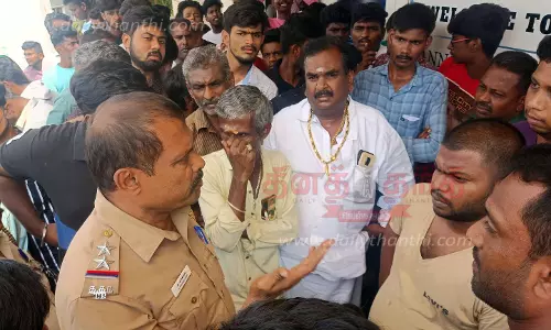 ஈரோட்டில் எந்திரம் பழுதானதால் லியோ படம் 2 காட்சிகள் ரத்து: தியேட்டர் ஊழியர்களுடன் விஜய் ரசிகர்கள் வாக்குவாதத்தில் ஈடுபட்டதால் பரபரப்பு ஈரோட்டில் எந்திரம் பழுதானதால் லியோ படம் 2 காட்சிகள் ரத்து: தியேட்டர் ஊழியர்களுடன் விஜய் ரசிகர்கள் வாக்குவாதத்தில் ஈடுபட்டதால் பரபரப்பு