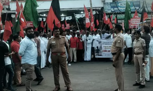 பவானியில் பல்வேறு அரசியல் கட்சியினர் ஆர்ப்பாட்டம் பவானியில் பல்வேறு அரசியல் கட்சியினர் ஆர்ப்பாட்டம்