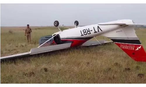 மராட்டியத்தில் பயிற்சி விமானம் கீழே விழுந்து நொறுங்கியது; விமானி, பயிற்சி விமானி காயம்