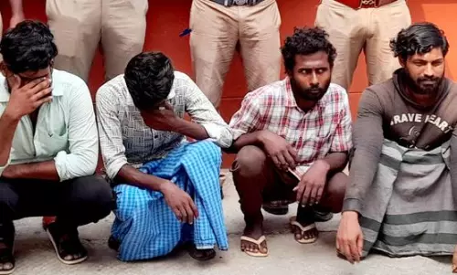 வீட்டின் பூட்டை உடைத்து நகை, பணம் திருடிய 4 பேர் கைது வீட்டின் பூட்டை உடைத்து நகை, பணம் திருடிய 4 பேர் கைது