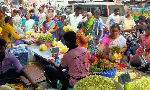 ஆரணியில் ஆயுத பூஜையையொட்டி பூக்கள் விற்பனை விறுவிறுப்பு ஆரணியில் ஆயுத பூஜையையொட்டி பூக்கள் விற்பனை விறுவிறுப்பு