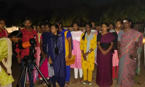 தொலைநோக்கியில் நிலவின் மேற்பரப்பை பார்த்த மாணவ-மாணவிகள் தொலைநோக்கியில் நிலவின் மேற்பரப்பை பார்த்த மாணவ-மாணவிகள்