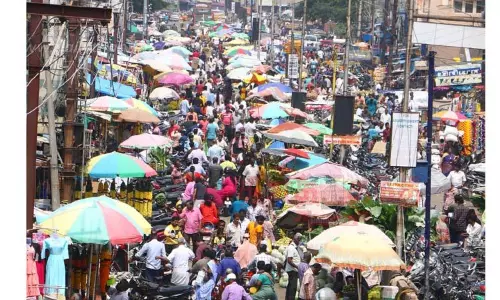 வேலூர் மார்க்கெட்டில் பொதுமக்கள் கூட்டம் அலைமோதல் வேலூர் மார்க்கெட்டில் பொதுமக்கள் கூட்டம் அலைமோதல்