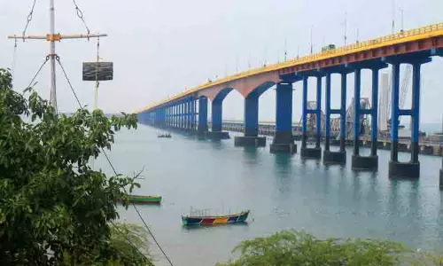 பாம்பனில் புயல் எச்சரிக்கை கூண்டு