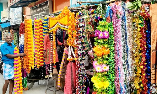 களைகட்டிய ஆயுத பூஜை:கடைவீதிகளில் பூஜை பொருட்கள் விற்பனை மும்முரம் களைகட்டிய ஆயுத பூஜை:கடைவீதிகளில் பூஜை பொருட்கள் விற்பனை மும்முரம்