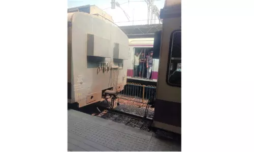 மரின்லைன் ரெயில் நிலையத்தில் மின்சார ரெயிலில் இருந்து 3 பெட்டிகள் பிரிந்து ஓடியதால் பரபரப்பு