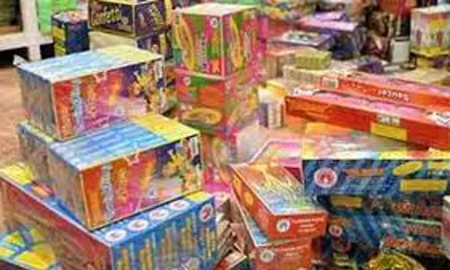 கிருஷ்ணகிரி மாவட்டத்தில்அனுமதியின்றி வைத்திருந்த பட்டாசுகள் பறிமுதல்