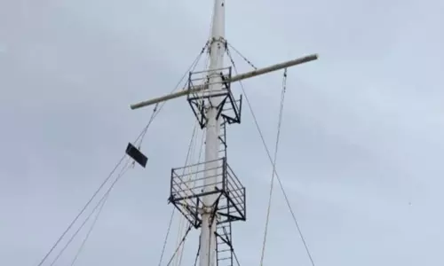 கடலூர் துறைமுகத்தில் 1-ம் எண் புயல் எச்சரிக்கை கூண்டு ஏற்றம் கடலூர் துறைமுகத்தில் 1-ம் எண் புயல் எச்சரிக்கை கூண்டு ஏற்றம்