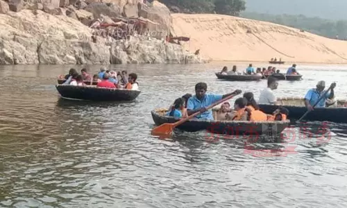 தொடர் விடுமுறையையொட்டிஒகேனக்கல்லில் குவிந்த சுற்றுலா பயணிகள்அருவியில் குளித்தும், பரிசலில் சென்றும் மகிழ்ந்தனர் தொடர் விடுமுறையையொட்டிஒகேனக்கல்லில் குவிந்த சுற்றுலா பயணிகள்அருவியில் குளித்தும், பரிசலில் சென்றும் மகிழ்ந்தனர்