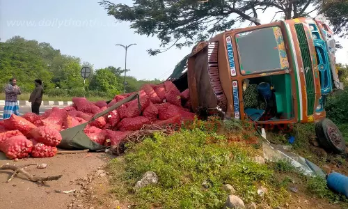 தொப்பூர் கணவாயில்லாரி கவிழ்ந்து டிரைவர் படுகாயம்