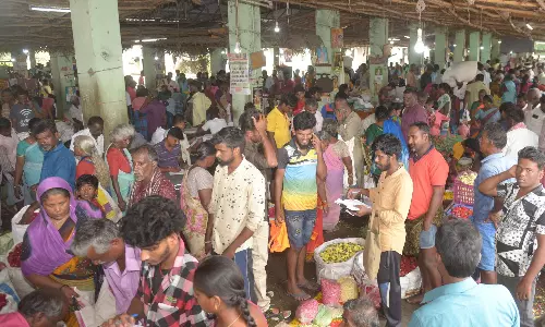 திண்டுக்கல்லில் ஆயுதபூஜை பொருட்கள் வாங்க கடைவீதிகளில் குவிந்த மக்கள்