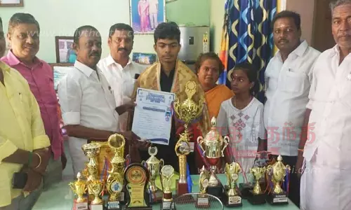 இறகுப்பந்து போட்டியில் தங்கப்பதக்கம் வென்ற மாணவனுக்கு சேவூர் ராமச்சந்திரன் எம்.எல்.ஏ.பாராட்டு இறகுப்பந்து போட்டியில் தங்கப்பதக்கம் வென்ற மாணவனுக்கு சேவூர் ராமச்சந்திரன் எம்.எல்.ஏ.பாராட்டு