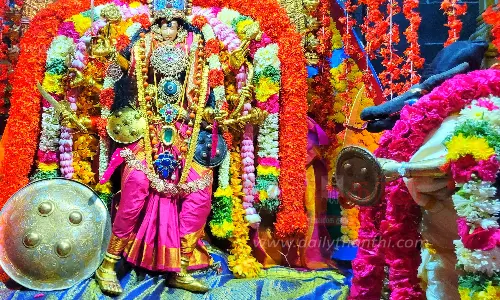 மகிஷாசுரமர்த்தினி கோலத்தில் மீனாட்சி அம்மன்