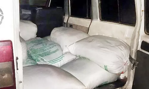 காரில் கடத்திய 500 கிலோ ரேஷன் அரிசி பறிமுதல் காரில் கடத்திய 500 கிலோ ரேஷன் அரிசி பறிமுதல்