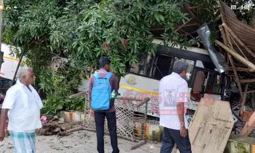 பழக்கடைக்குள் புகுந்த போலீஸ் வேன்