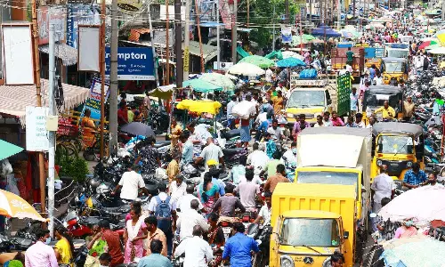 விழுப்புரத்தில் ஆயுதபூஜைக்கான பொருட்கள் விற்பனை அமோகம் விழுப்புரத்தில் ஆயுதபூஜைக்கான பொருட்கள் விற்பனை அமோகம்