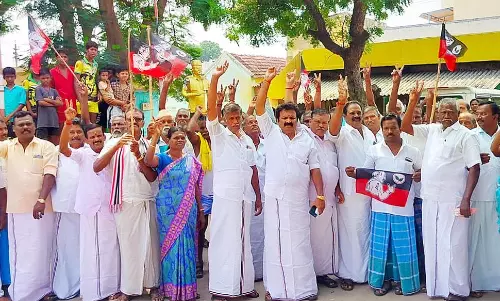 எம்.ஜி.ஆர். சிலையைசேதப்படுத்திய மர்ம நபர்கள் எம்.ஜி.ஆர். சிலையைசேதப்படுத்திய மர்ம நபர்கள்