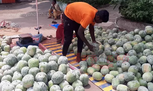 பூஜை பொருட்கள் விற்பனை மும்முரம்