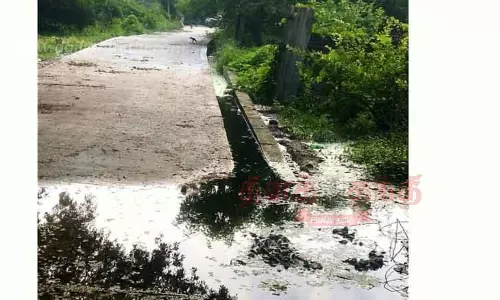 தேங்கி நிற்கும் கால்வாய் நீரால் நோய் பரவும் அபாயம்