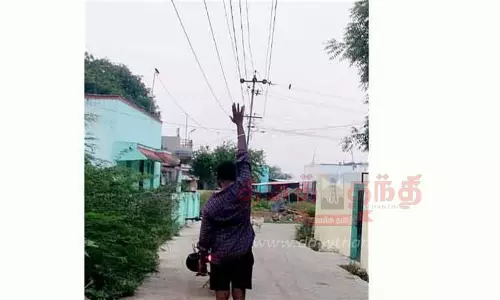 தாழ்வாக செல்லும் மின்வயர்களால் பொதுமக்கள் அவதி