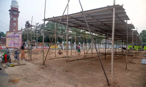 தீபாவளி பண்டிகைக்காக தரைக்கடைகள் அமைக்கும் பணிகள் தீவிரம்