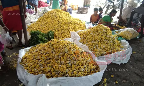 சத்தியமங்கலம் மார்க்கெட்டில் ஆயுத பூஜையையொட்டி பூக்கள் விலை உயர்வு