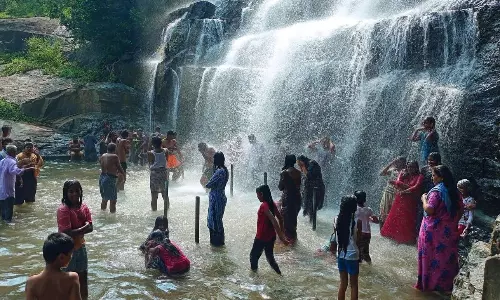 அருவியில் குவிந்த சுற்றுலா பயணிகள் அருவியில் குவிந்த சுற்றுலா பயணிகள்