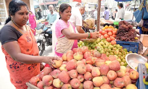 ஆயுத பூஜையையொட்டி உழவர் சந்தைகளில் காய்கறி விற்பனை மும்முரம்
