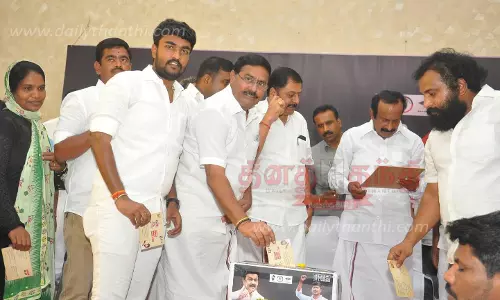 ஆனைக்கல்பாளையத்தில் நீட் தேர்வை ரத்து செய்யக்கோரி தி.மு.க.வினர் கையெழுத்து இயக்கம்